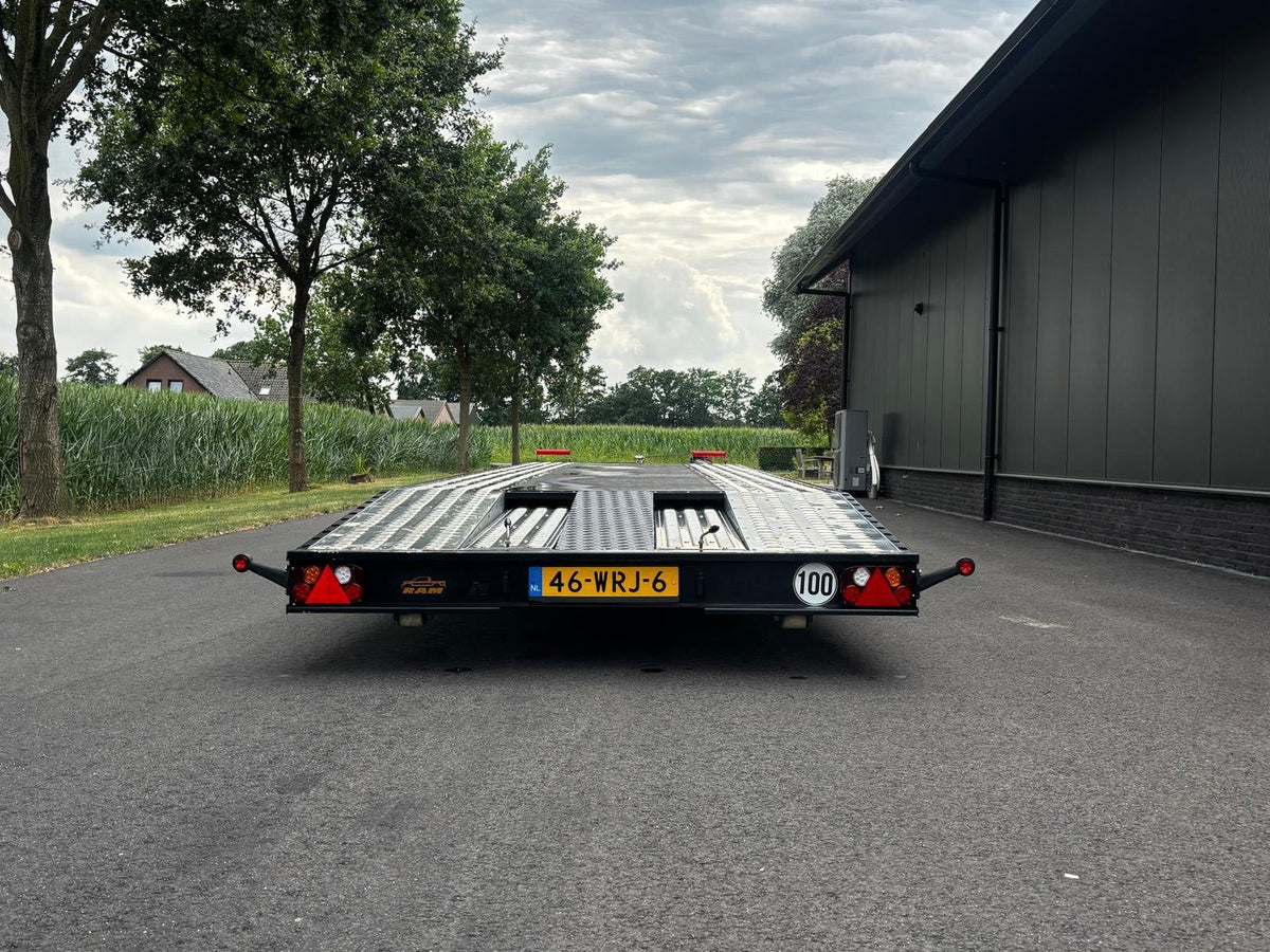Recht van achteren, met de 100 km-sticker.