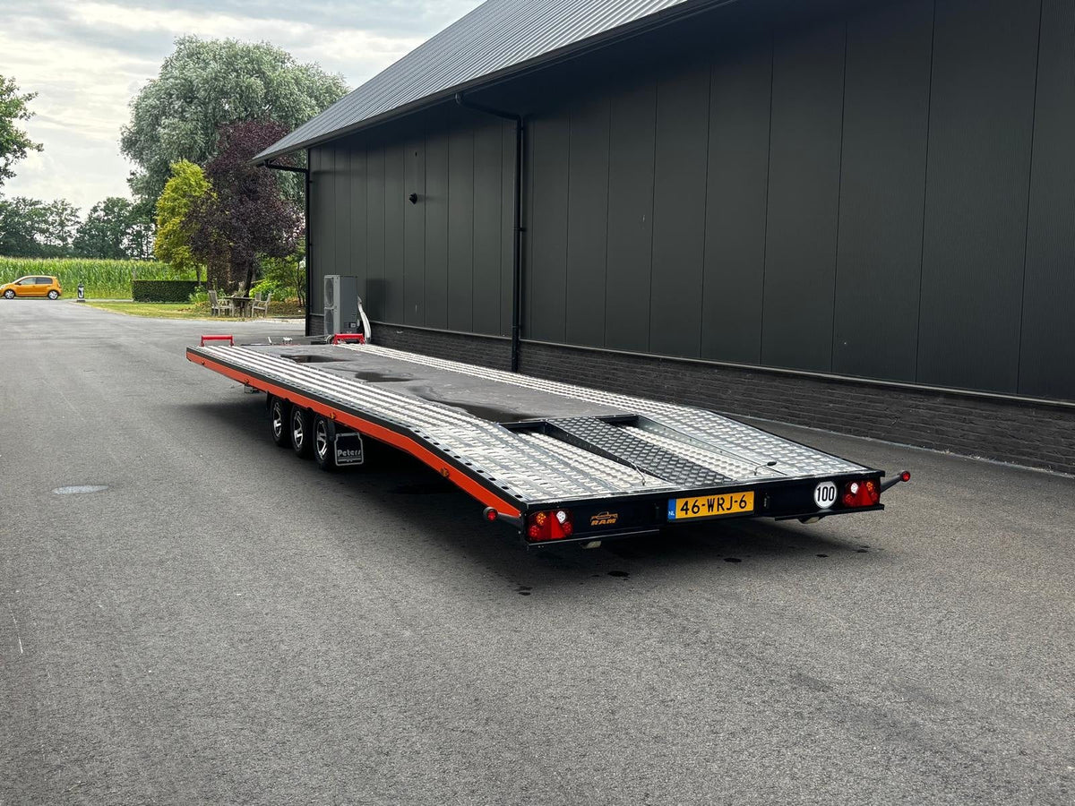 Rechtsachter, oprijplaten naar beneden.