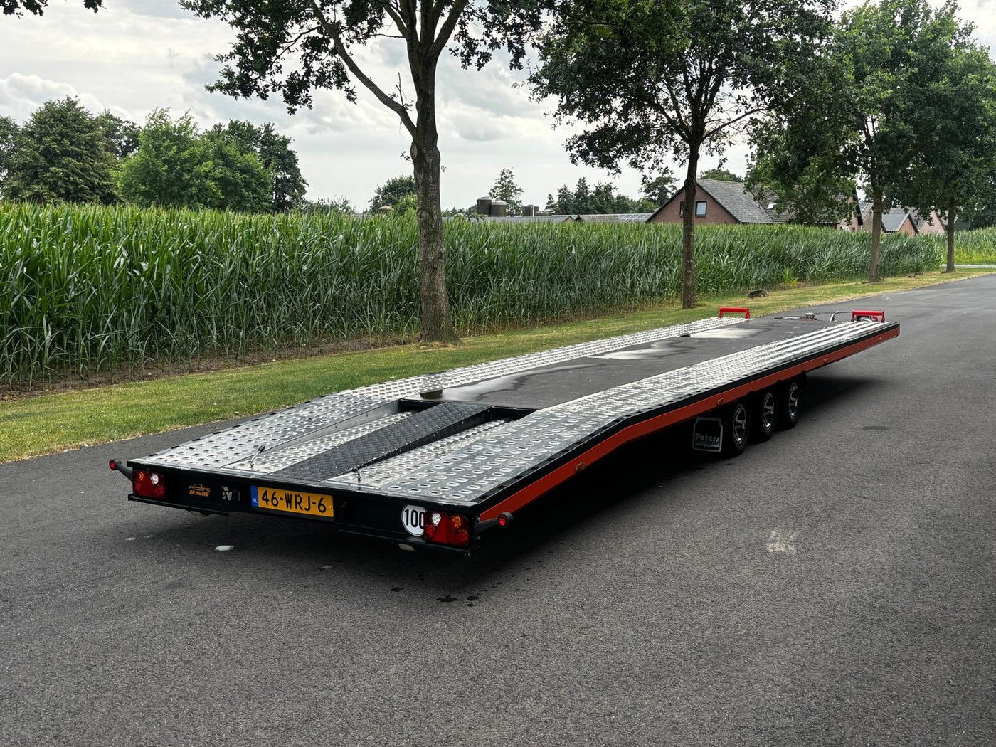 Linksachter, langs het maisveld.