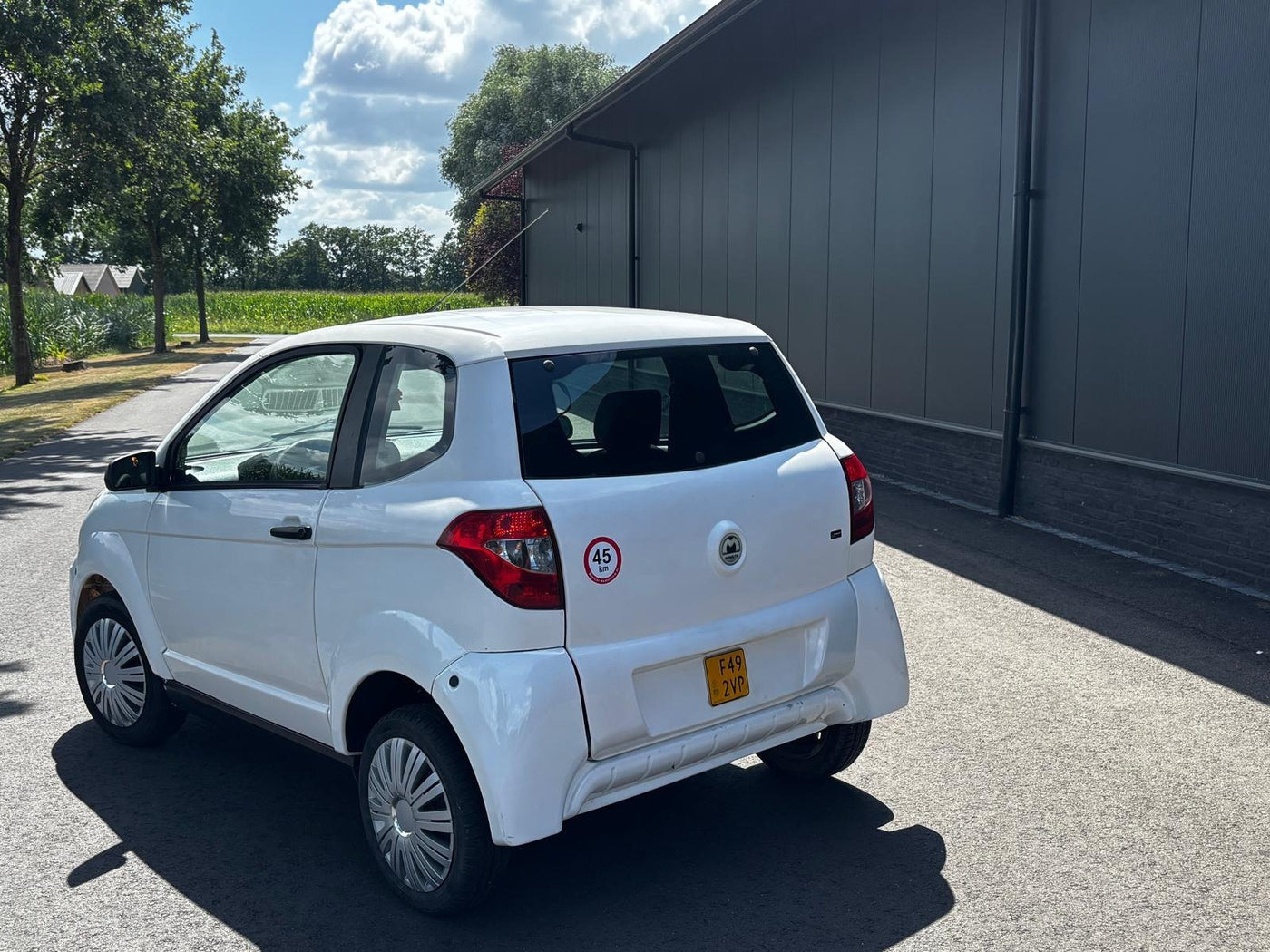 Rechtsachter, bij de showroom.